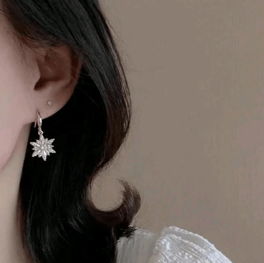 Crystal snowflake earrings - Picture 2 of 2